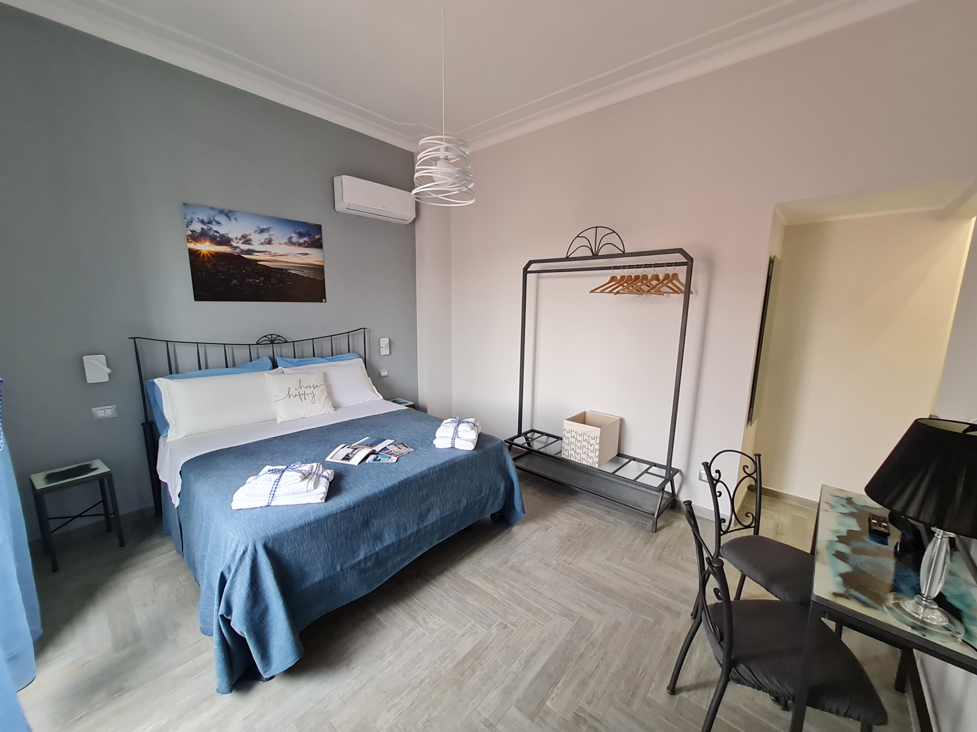 Camera Ciclope con letto, armadio a vista e aria condizionata