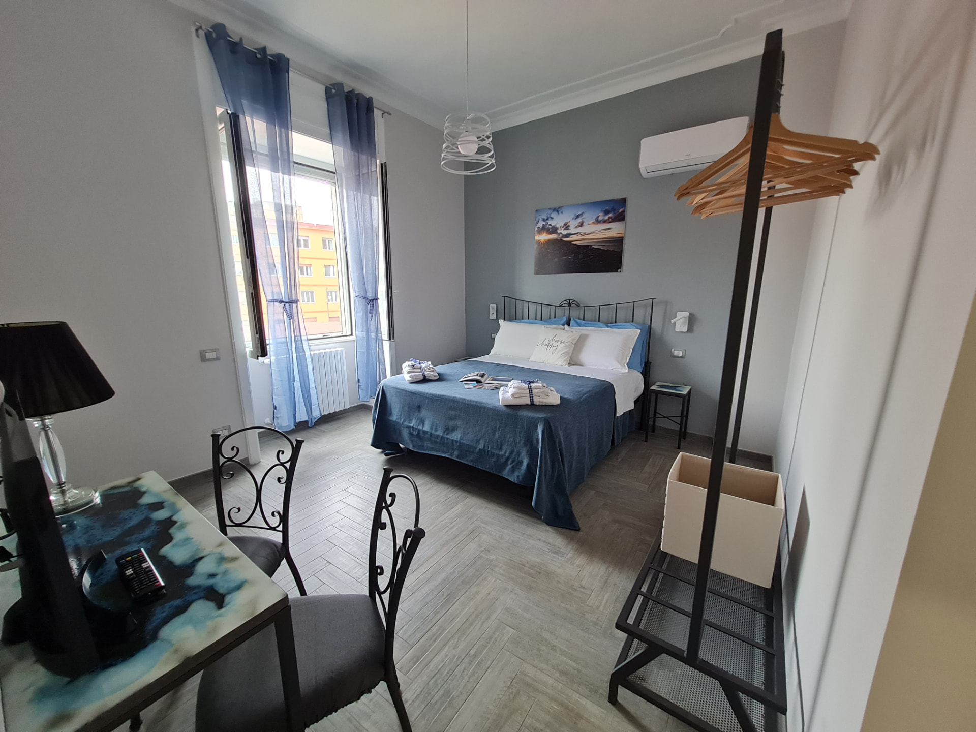 Camera Ciclope con letto matrimoniale e finestra luminosa