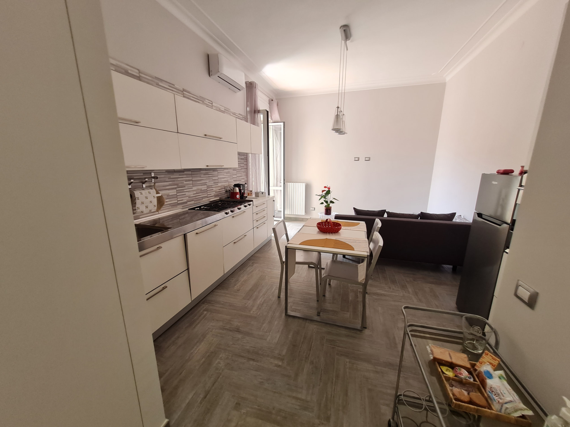 Zona pranzo e divano nel soggiorno