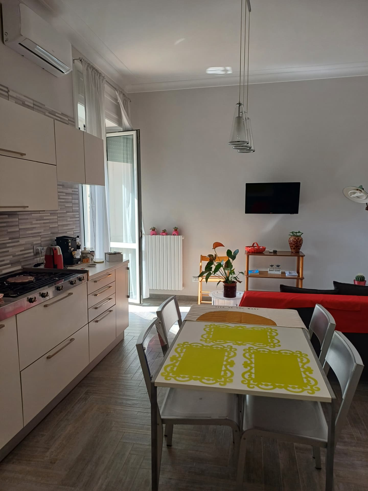 Vista d'insieme della cucina con accesso al balcone