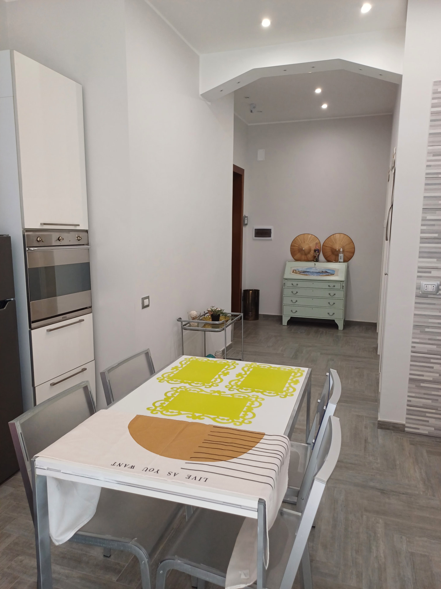 Ingresso aperto sul soggiorno e sulla cucina