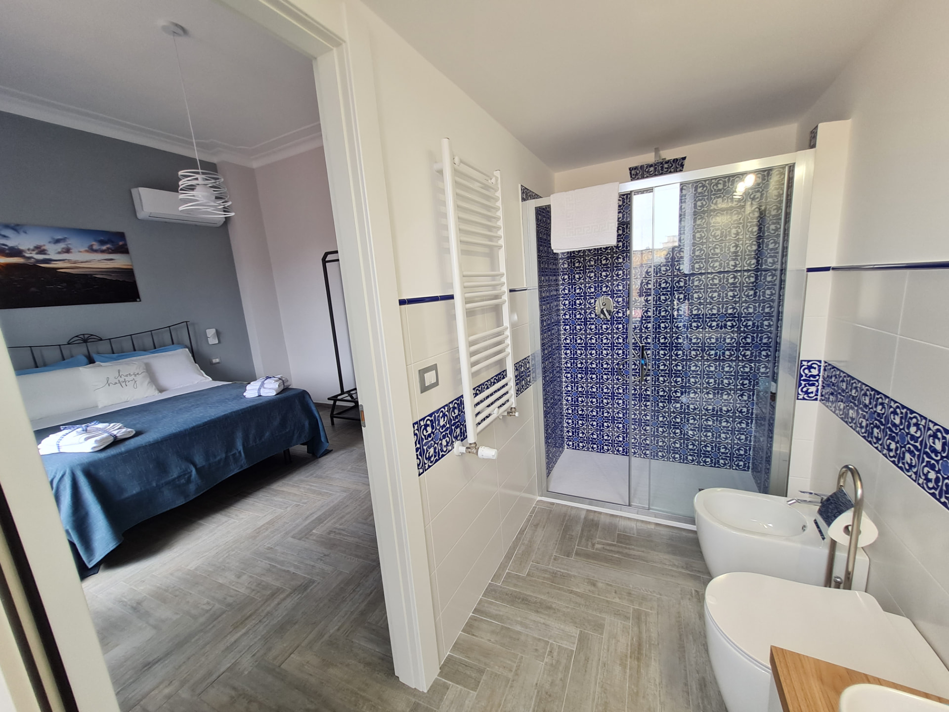 Bagno privato della camera Ciclope con maioliche blu
