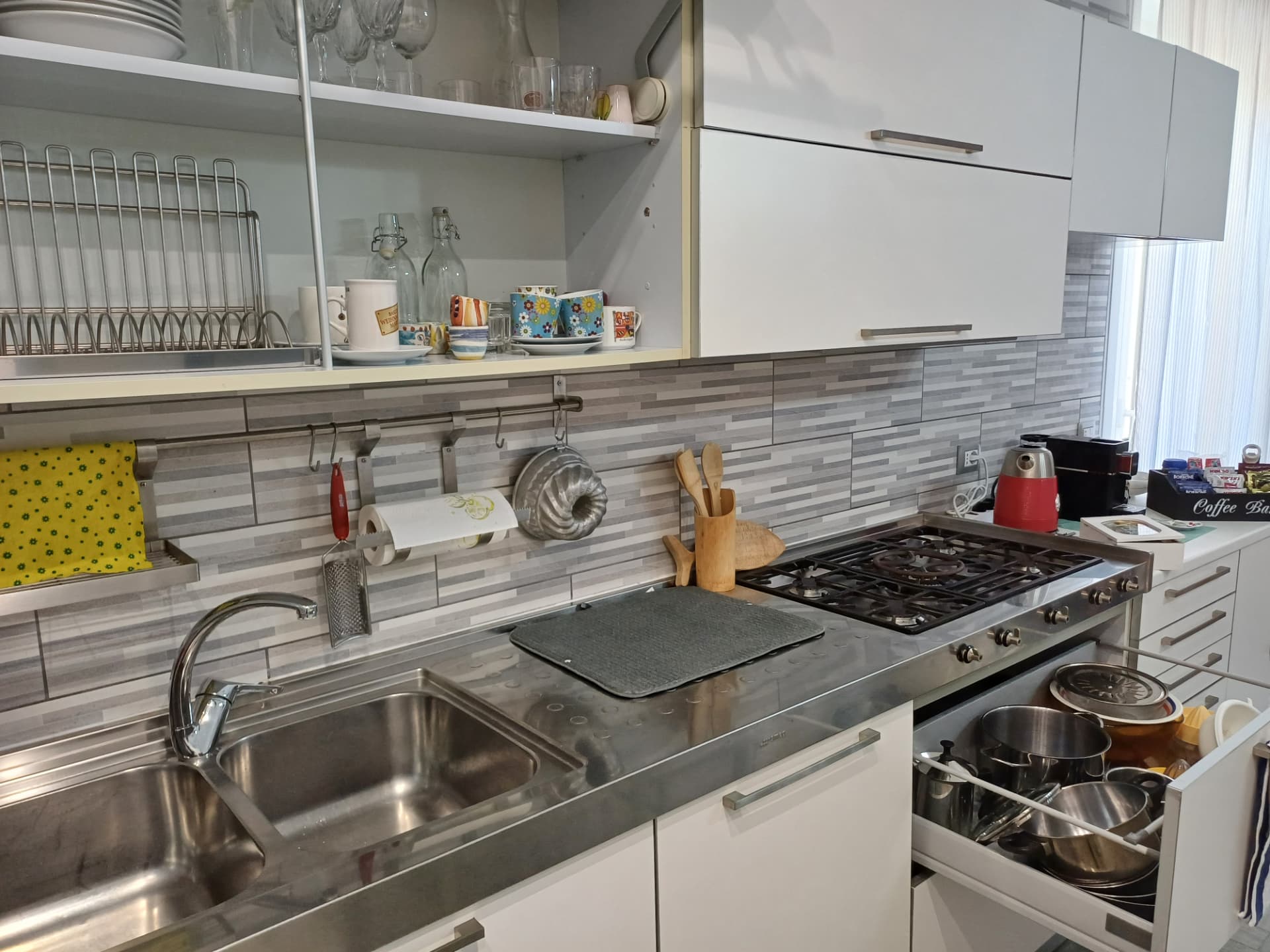 Piano cottura, lavello e utensili della cucina