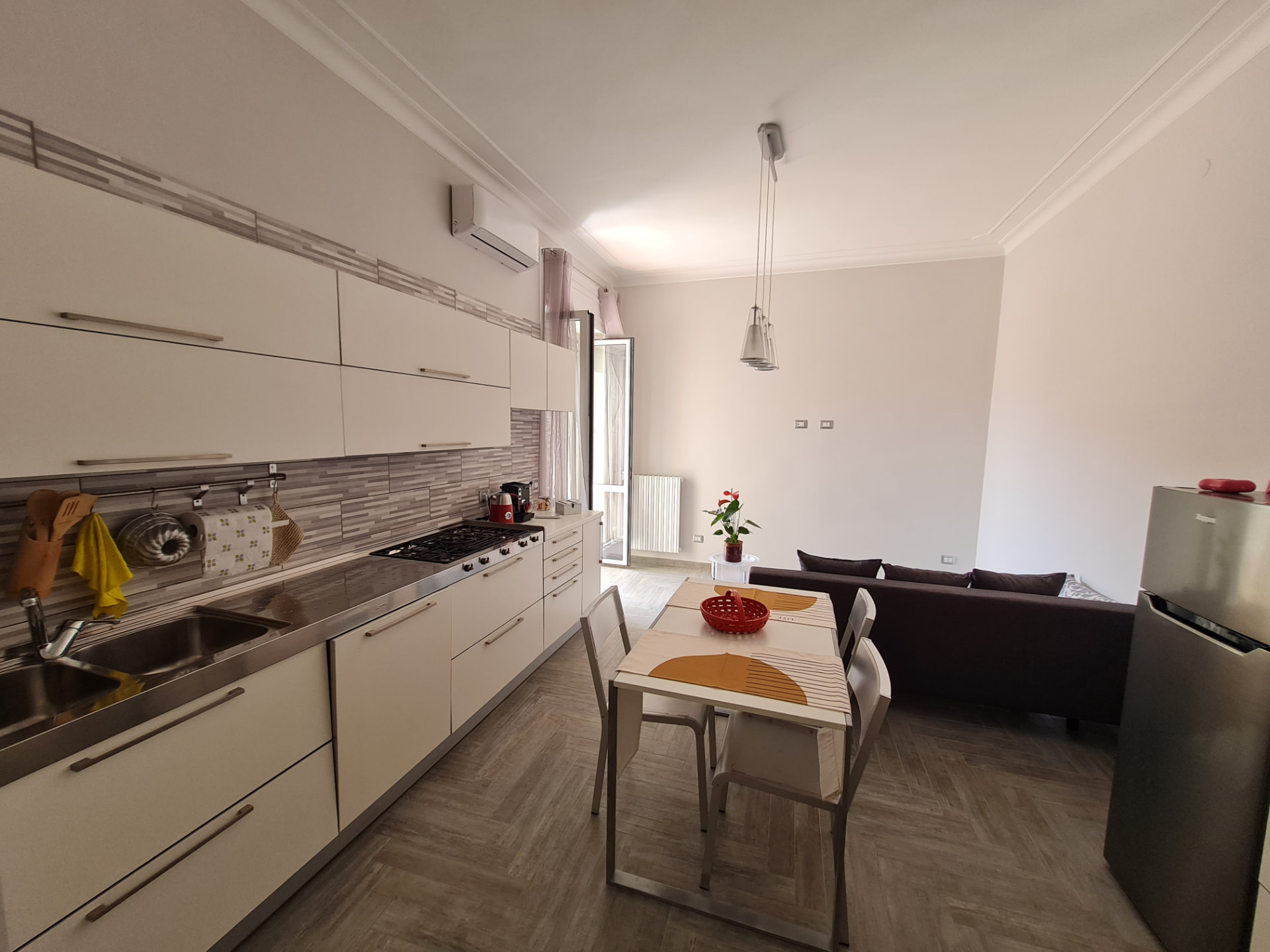Cucina attrezzata con zona pranzo e soggiorno